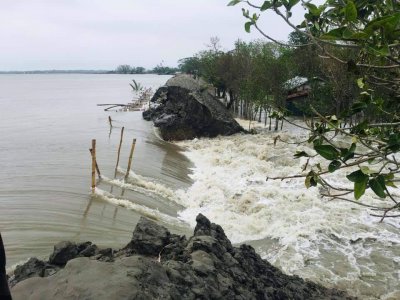 সাতক্ষীরা উপকূলে সেদিন বাঁধ ভেঙে লোকালয়ে ঢুকে পানির স্রোত