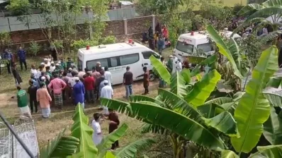  অ্যাম্বুলেন্সে মরদেহ গ্রামের বাড়িতে আনা হয় 