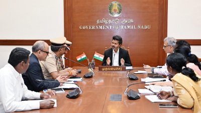 বাস্তব রাজনীতির স্বাদ বিজয় কার্যভার নেওয়ার ঠিক পরদিনই পেয়ে যান। ছবি: পিটিআই
