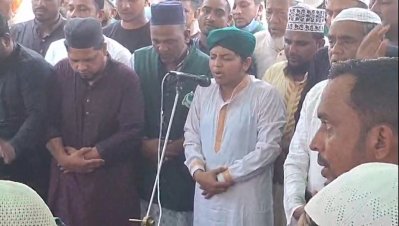 জানাজায় ইমামতি করেন তাদের বেঁচে থাকা একমাত্র ছোট ভাই হাফেজ মুহাম্মদ এনাম