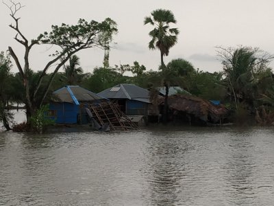 সাতক্ষীরায় ঘূর্ণিঝড় আম্পানের আঘাতে ১২ হাজার ৬৯৮টি মৎস্য ঘেরে ১৭৬ কোটি ৫ লাখ টাকার ক্ষতি হয়