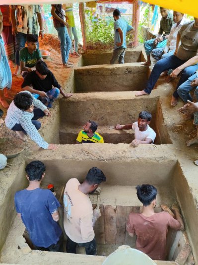 পাশাপাশি কবরে চার ভাইকে চিরশায়িত করা হয়