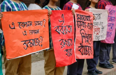 রামিসা হত্যার বিচার দাবিতে প্ল্যাকার্ড নিয়ে মানববন্ধন করছে ছায়ানটের খুদে শিক্ষার্থীরা। ছবি: আহাদুল করিম খান