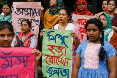রামিসাসহ শিশু হত্যার বিচার দাবিতে মানববন্ধন করছে ছায়ানটে পড়ুয়া শিক্ষার্থীদের অভিভাবকেরা। ছবি: আহাদুল করিম খান
