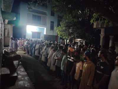 মরদেহ গ্রামের বাড়িতে পৌঁছালে হৃদয়বিদারক দৃশ্যের অবতারণা হয়, পরে জানাজা অনুষ্ঠিত হয়
