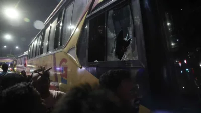 মিরপুর ১০ এ সড়ক অবরোধের সময় একটি বাসের গ্লাস ভেঙে পেলেন বিক্ষোভকারীরা। ছবি: আবির আহম্মেদ সুপ্ত