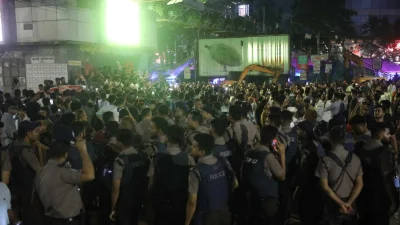 রামিসা হত্যার বিচার দাবিতে মিরপুরের ১০ নাম্বার এলাকায় সড়ক অবরোধ করে বিক্ষোভ করছে বিক্ষুব্ধ জনতা। অনাকাঙ্ক্ষিত কোনও ঘটনা রোধে সেখানে অবস্থান নেয় আইনশৃঙ্খলা বাহিনী। ছবি: আবির আহম্মেদ সুপ্ত