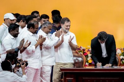 জোটসঙ্গীদের কারণে চাপে রয়েছে বিজয়ের সরকার। ফাইল ছবি: ইন্ডিয়া টুডে