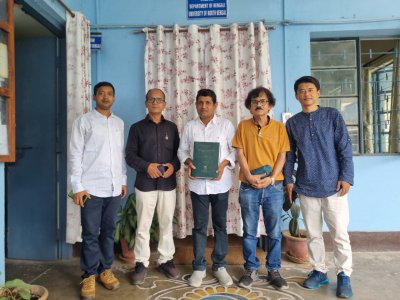 ডিগ্রির সনদ হাতে গবেষক, পাশে সংশ্লিষ্ট অধ্যাপকরা। ছবি: গবেষকের সৌজন্যে