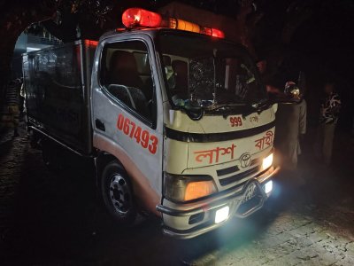 এর আগে রাত ৮টার দিকে তার মরদেহ অ্যাম্বুলেন্সে করে ঢাকা থেকে গ্রামের বাড়িতে নিয়ে আসা হয়