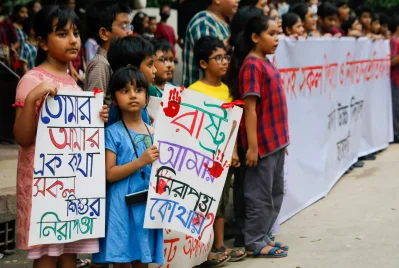 &lsquo;রাষ্ট্র আমার নিরাপত্তা কোথায়?&rsquo; প্ল্যাকার্ড নিয়ে মানববন্ধনে দাঁড়িয়ে আছে ছায়ানটের এক শিক্ষার্থী। ছবি: আহাদুল করিম খান
