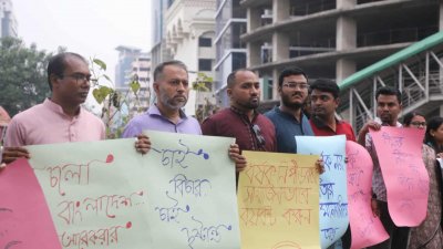 ধর্ষকের বিচার দাবিতে কাওরানবাজারে বিক্ষোভ। ছবি নাসিরুল ইসলাম