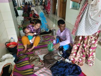 প্রায় তিনগুণ ভর্তি থাকায় মেঝেতে বেশিরভাগ শিশুকে আশ্রয় নিতে হয়েছে