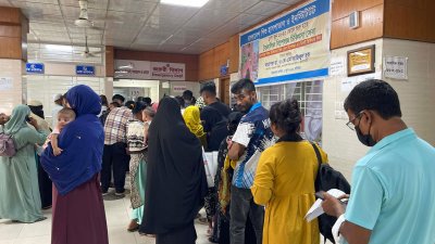 হাসপাতালের জরুরি বিভাগে রোগীদের দীর্ঘ সারি। ছবি: বাংলা ট্রিবিউন