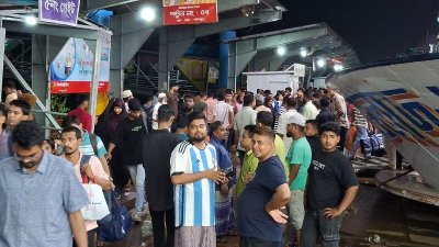 ঈদুল আজহাকে সামনে রেখে রাজধানীর সদরঘাট লঞ্চ টার্মিনালে শুরু হয়েছে ঘরমুখো মানুষের বাড়ি ফেরা
