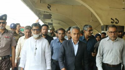 ঢাকা স্টেশন পরিদর্শন করেন রেলমন্ত্রী শেখ রবিউল আলম। ছবি নাসিরুল ইসলাম