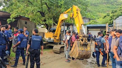 হামলার সময় বুলডোজার দিয়ে নির্মাণাধীন আইনশৃঙ্খলা রক্ষাকারী বাহিনীর একটি ক্যাম্প গুঁড়িয়ে দেওয়া হয়