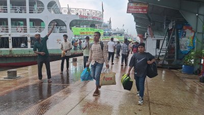 সদরঘাট লঞ্চ টার্মিনালে এখনও তেমন যাত্রীর চাপ দেখা যায়নি