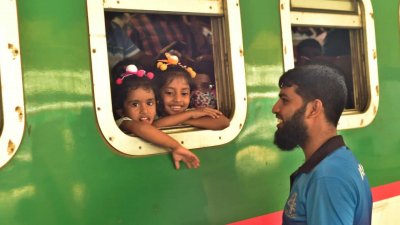 ঈদের ছুটিতে বাড়ি যাওয়া শিশুদের বিদায় জানাচ্ছেন এক ব্যক্তি। 