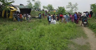  স্বজনদের সঙ্গে ঈদ করতে ফেনী ও চট্টগ্রামসহ ঢাকার বিভিন্ন স্থান থেকে রডবোঝাই ট্রাকে করে উত্তরবঙ্গের পথে রওনা দিয়েছিলেন তারা
