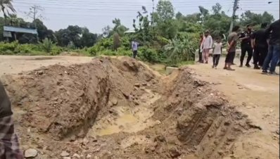 আইনশৃঙ্খলা রক্ষাকারী বাহিনীর যাতায়াত ঠেকাতে সড়কের বেশ কয়েকটি অংশ কেটে দেওয়া হয়