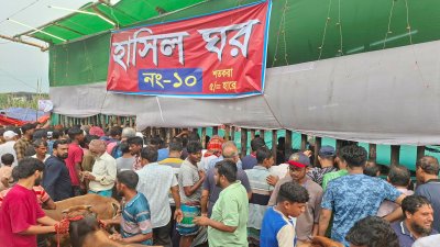 গাবতলী হাটের ১০ নাম্বার হাসিল ঘরের সামনে ভিড় করছে গরু ক্রেতা-বিক্রেতারা। ছবি: এস এম আব্বাস