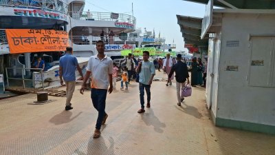 বুধবার বিকেলে ঘাটে ছিল অস্বাভাবিক ফাঁকা ও নীরব পরিবেশ। ছবি: বাংলা ট্রিবিউন