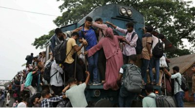 উত্তরবঙ্গগামী ট্রেনের সামনের অংশে যাত্রীদের ভিড়। ছবি: নাসিরুল ইসলাম