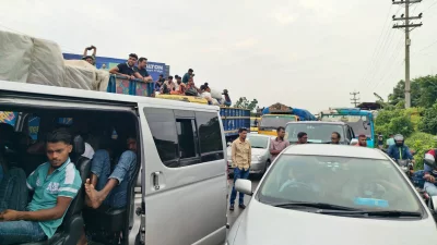 যানজটে আটকে আছেন মানুষ। ছবি: বাংলা ট্রিবিউন
