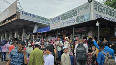 মহাখালী বাস টার্মিনালে যাত্রীদের ভিড়