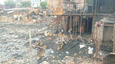 আগুনে পুড়ে যাওয়া ঘরগুলোর জায়গাজুড়ে এখন শুধু কালো ছাই। ছবি: নাসিরুল ইসলাম