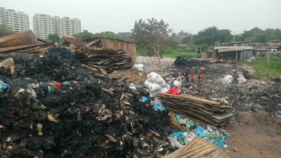 কালশী এলাকায় আগুনে পোড়া টিন, কাঠ ও ছাইয়ের স্তূপ। ছবি: নাসিরুল ইসলাম