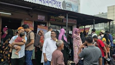 বাসের অপেক্ষায় যাত্রীরা
