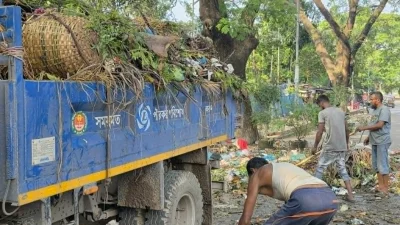 স্বাস্থ্যঝুঁকি ও পরিবেশ দূষণ এড়াতে দিনভর কাজ করছেন পরিচ্ছন্নতাকর্মীরা