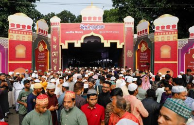 ভোর থেকেই জাতীয় ঈদগাহে আসতে শুরু করেন মুসুল্লিরা (ছবি: আহাদুল করিম খান)