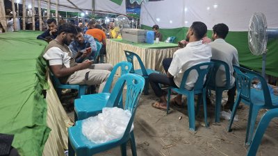 হাটে বেচাকেনা না থাকায় অলস সময় পার করছে হাসিল ঘরে থাকারা। ছবিটি গাবতলী হাট থেকে তুলেছেন এস এম আব্বাস
