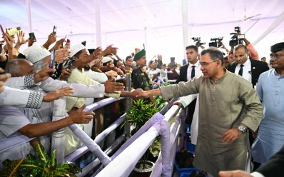 জাতীয় ঈদগাহে মুসল্লিদের সঙ্গে প্রধানমন্ত্রীর শুভেচ্ছা বিনিময় (সংগৃহীত)