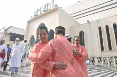 বায়তুল মোকাররমে শিশুদের কোলাকুলি (ছবি: নাসিরুল ইসলাম)