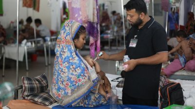 হাসপাতালের ওয়ার্ডজুড়ে উদ্বিগ্ন স্বজনদের দীর্ঘশ্বাস। ছবি: বাংলা ট্রিবিউন