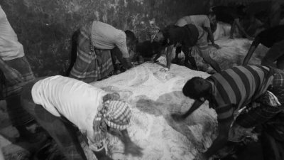 পোস্তায় চামড়ায় দেওয়া হচ্ছে লবণ। ছবি: নাসিরুল ইসলাম