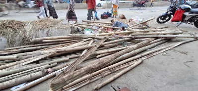 রাস্তার পাশে এত বাঁশ পড়ে থাকায় আবারও বিশৃঙ্খলা তৈরি হয়েছে