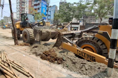হাটের বর্জ্য দ্রুত অপসারণে ব্যবহার করা হচ্ছে কন্টেইনার ক্যারিয়ার। ছবি: বাংলা ট্রিবিউন