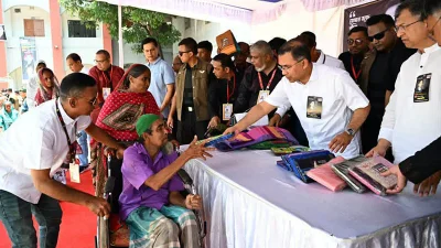 দুস্থদের মাঝে কাপড় বিতরণে করেন প্রধানমন্ত্রী তারেক রহমান