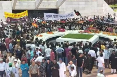 জিয়াউর রহমানের সমাধিতে ফুল দিয়ে শ্রদ্ধান জানান বিএনপির নেতাকর্মীরা
