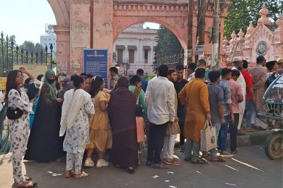 টিকিট কাউন্টারের সামনে লম্বা লাইন। ছবি: বাংলা ট্রিবিউন