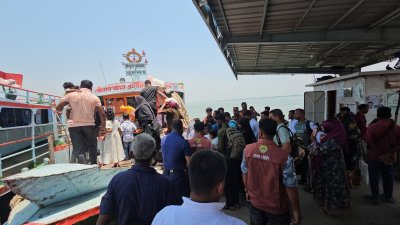 দৌলতদিয়া ঘাটে যাত্রীবাহী বাস, মাইক্রোবাস, মাহিন্দ্র, মোটরসাইকেলযোগে ঘাটে এসে লঞ্চ ও ফেরিতে নদী পাড়ি দেখা যায় মানুষজনকে
