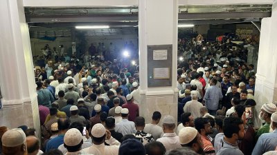 তাকওয়া মসজিদে তোফায়েল আহমেদের প্রথম জানাজা অনুষ্ঠিত হয়েছে। ছবি: বাংলা ট্রিবিউন