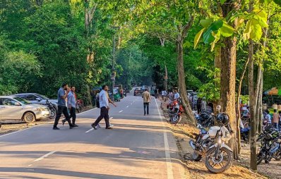 তবে অন্যান্য বছরের তুলনায় এবার পর্যটক তুলনামূলক কম বলে জানিয়েছেন পর্যটন সংশ্লিষ্ট ব্যবসায়ীরা