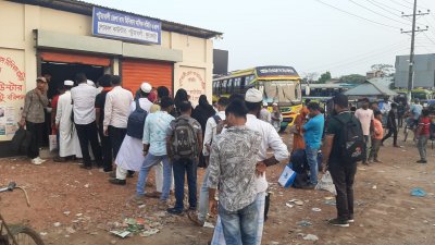 পটুয়াখালী বাস টার্মিনালের টিকিট কাউন্টারে ভিড়। ছবি: বাংলা ট্রিবিউন