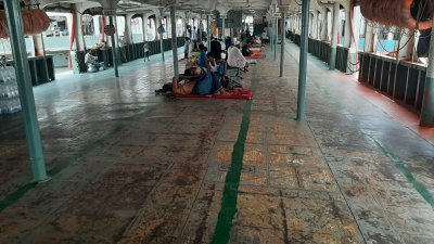 ফাঁকা রয়েছে লঞ্জের ডেক। ছবি: বাংলা ট্রিবিউন
